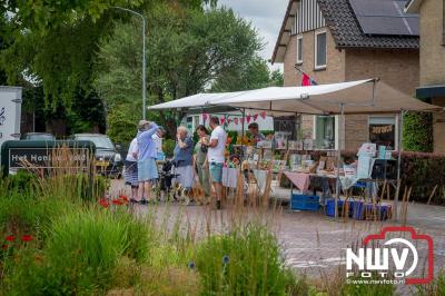 Dorpsfeest Oostendorp Bruist met muziek marktkramen en kinderkleedjes markt. - © NWVFoto.nl