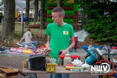 Dorpsfeest Oostendorp Bruist met muziek marktkramen en kinderkleedjes markt. - © NWVFoto.nl