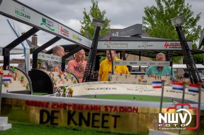 Dorpsfeest Oostendorp Bruist met muziek marktkramen en kinderkleedjes markt. - © NWVFoto.nl