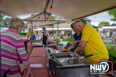 Dorpsfeest Oostendorp Bruist met muziek marktkramen en kinderkleedjes markt. - © NWVFoto.nl