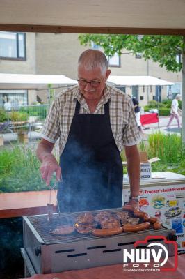 Dorpsfeest Oostendorp Bruist met muziek marktkramen en kinderkleedjes markt. - © NWVFoto.nl