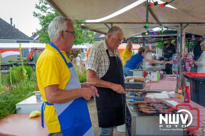 Dorpsfeest Oostendorp Bruist met muziek marktkramen en kinderkleedjes markt. - © NWVFoto.nl