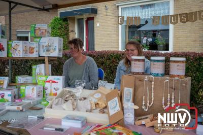 Dorpsfeest Oostendorp Bruist met muziek marktkramen en kinderkleedjes markt. - © NWVFoto.nl