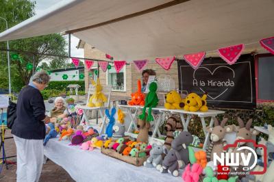 Dorpsfeest Oostendorp Bruist met muziek marktkramen en kinderkleedjes markt. - © NWVFoto.nl