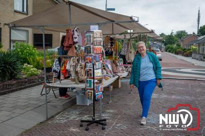 Dorpsfeest Oostendorp Bruist met muziek marktkramen en kinderkleedjes markt. - © NWVFoto.nl