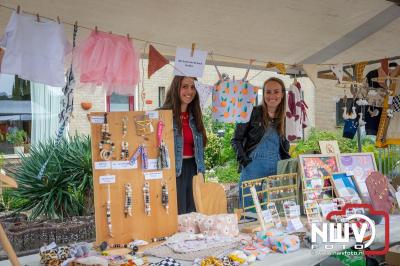 Dorpsfeest Oostendorp Bruist met muziek marktkramen en kinderkleedjes markt. - © NWVFoto.nl