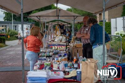 Dorpsfeest Oostendorp Bruist met muziek marktkramen en kinderkleedjes markt. - © NWVFoto.nl