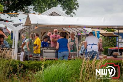 Dorpsfeest Oostendorp Bruist met muziek marktkramen en kinderkleedjes markt. - © NWVFoto.nl
