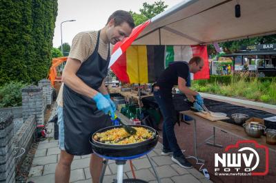 Dorpsfeest Oostendorp Bruist met muziek marktkramen en kinderkleedjes markt. - © NWVFoto.nl