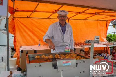 Dorpsfeest Oostendorp Bruist met muziek marktkramen en kinderkleedjes markt. - © NWVFoto.nl