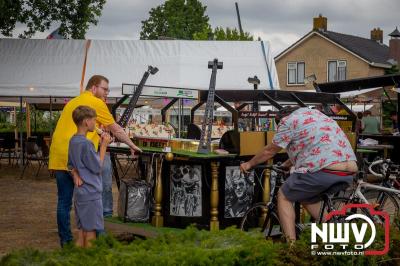 Dorpsfeest Oostendorp Bruist met muziek marktkramen en kinderkleedjes markt. - © NWVFoto.nl