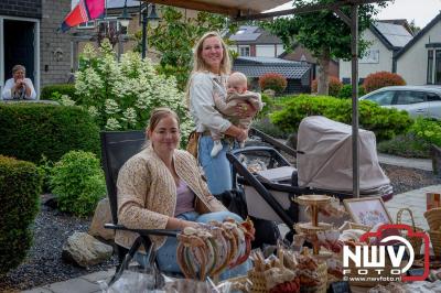 Dorpsfeest Oostendorp Bruist met muziek marktkramen en kinderkleedjes markt. - © NWVFoto.nl
