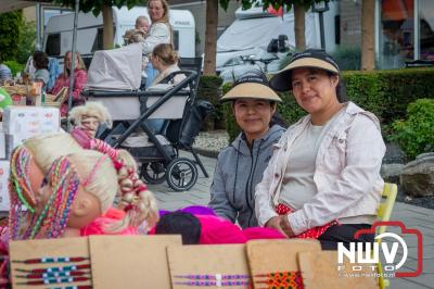 Dorpsfeest Oostendorp Bruist met muziek marktkramen en kinderkleedjes markt. - © NWVFoto.nl