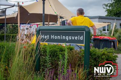 Dorpsfeest Oostendorp Bruist met muziek marktkramen en kinderkleedjes markt. - © NWVFoto.nl