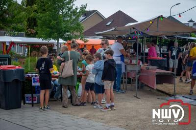 Dorpsfeest Oostendorp Bruist met muziek marktkramen en kinderkleedjes markt. - © NWVFoto.nl