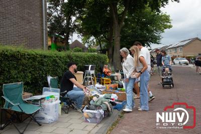 Dorpsfeest Oostendorp Bruist met muziek marktkramen en kinderkleedjes markt. - © NWVFoto.nl