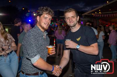 Op een nieuwe lokatie aan de Koemkolkweg in Oosterwolde  is vrijdag onder veel gezelligheid het kleinschalige Festival BigPop van start gegaan. - © NWVFoto.nl