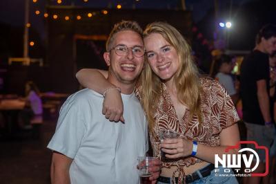 Op een nieuwe lokatie aan de Koemkolkweg in Oosterwolde  is vrijdag onder veel gezelligheid het kleinschalige Festival BigPop van start gegaan. - © NWVFoto.nl