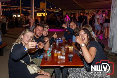 Op een nieuwe lokatie aan de Koemkolkweg in Oosterwolde  is vrijdag onder veel gezelligheid het kleinschalige Festival BigPop van start gegaan. - © NWVFoto.nl