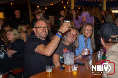 Op een nieuwe lokatie aan de Koemkolkweg in Oosterwolde  is vrijdag onder veel gezelligheid het kleinschalige Festival BigPop van start gegaan. - © NWVFoto.nl