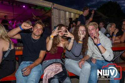 Op een nieuwe lokatie aan de Koemkolkweg in Oosterwolde  is vrijdag onder veel gezelligheid het kleinschalige Festival BigPop van start gegaan. - © NWVFoto.nl