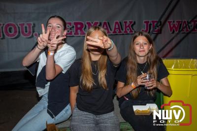 Op een nieuwe lokatie aan de Koemkolkweg in Oosterwolde  is vrijdag onder veel gezelligheid het kleinschalige Festival BigPop van start gegaan. - © NWVFoto.nl