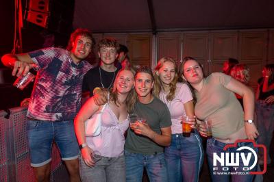 Op een nieuwe lokatie aan de Koemkolkweg in Oosterwolde  is vrijdag onder veel gezelligheid het kleinschalige Festival BigPop van start gegaan. - © NWVFoto.nl