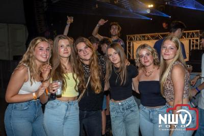 Op een nieuwe lokatie aan de Koemkolkweg in Oosterwolde  is vrijdag onder veel gezelligheid het kleinschalige Festival BigPop van start gegaan. - © NWVFoto.nl