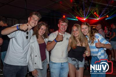 Op een nieuwe lokatie aan de Koemkolkweg in Oosterwolde  is vrijdag onder veel gezelligheid het kleinschalige Festival BigPop van start gegaan. - © NWVFoto.nl