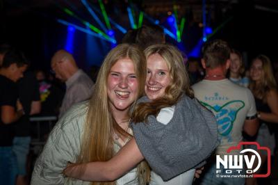 Op een nieuwe lokatie aan de Koemkolkweg in Oosterwolde  is vrijdag onder veel gezelligheid het kleinschalige Festival BigPop van start gegaan. - © NWVFoto.nl