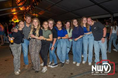 Op een nieuwe lokatie aan de Koemkolkweg in Oosterwolde  is vrijdag onder veel gezelligheid het kleinschalige Festival BigPop van start gegaan. - © NWVFoto.nl