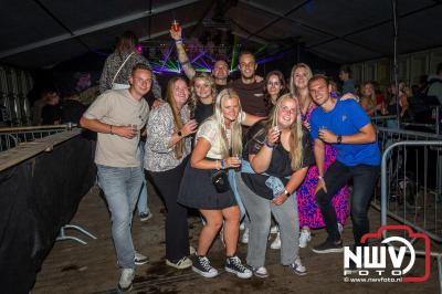 Op een nieuwe lokatie aan de Koemkolkweg in Oosterwolde  is vrijdag onder veel gezelligheid het kleinschalige Festival BigPop van start gegaan. - © NWVFoto.nl