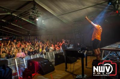 Op een nieuwe lokatie aan de Koemkolkweg in Oosterwolde  is vrijdag onder veel gezelligheid het kleinschalige Festival BigPop van start gegaan. - © NWVFoto.nl