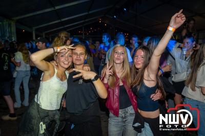 Op een nieuwe lokatie aan de Koemkolkweg in Oosterwolde  is vrijdag onder veel gezelligheid het kleinschalige Festival BigPop van start gegaan. - © NWVFoto.nl