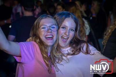 Op een nieuwe lokatie aan de Koemkolkweg in Oosterwolde  is vrijdag onder veel gezelligheid het kleinschalige Festival BigPop van start gegaan. - © NWVFoto.nl