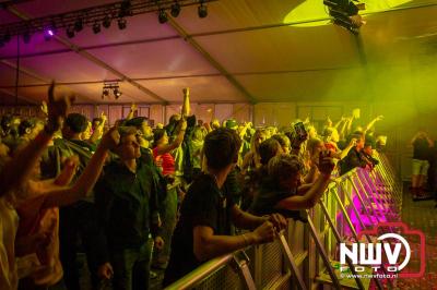 Op een nieuwe lokatie aan de Koemkolkweg in Oosterwolde  is vrijdag onder veel gezelligheid het kleinschalige Festival BigPop van start gegaan. - © NWVFoto.nl