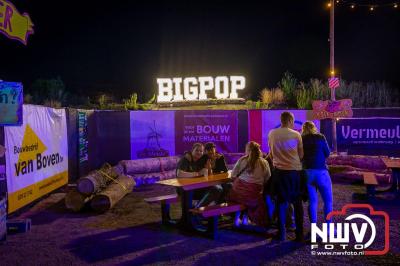 Op een nieuwe lokatie aan de Koemkolkweg in Oosterwolde  is vrijdag onder veel gezelligheid het kleinschalige Festival BigPop van start gegaan. - © NWVFoto.nl