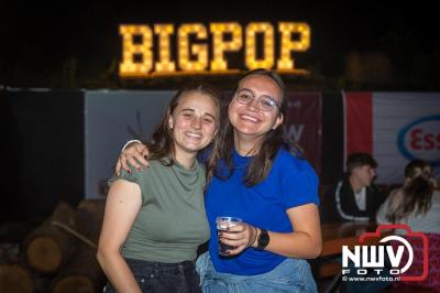Op een nieuwe lokatie aan de Koemkolkweg in Oosterwolde  is vrijdag onder veel gezelligheid het kleinschalige Festival BigPop van start gegaan. - © NWVFoto.nl