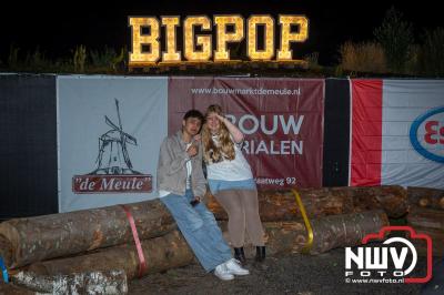 Op een nieuwe lokatie aan de Koemkolkweg in Oosterwolde  is vrijdag onder veel gezelligheid het kleinschalige Festival BigPop van start gegaan. - © NWVFoto.nl