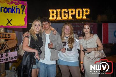 Op een nieuwe lokatie aan de Koemkolkweg in Oosterwolde  is vrijdag onder veel gezelligheid het kleinschalige Festival BigPop van start gegaan. - © NWVFoto.nl