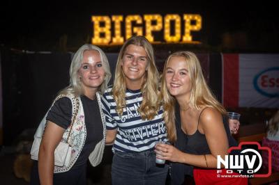 Op een nieuwe lokatie aan de Koemkolkweg in Oosterwolde  is vrijdag onder veel gezelligheid het kleinschalige Festival BigPop van start gegaan. - © NWVFoto.nl