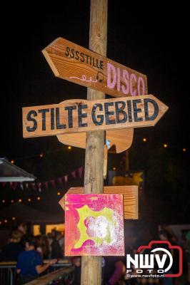 Op een nieuwe lokatie aan de Koemkolkweg in Oosterwolde  is vrijdag onder veel gezelligheid het kleinschalige Festival BigPop van start gegaan. - © NWVFoto.nl