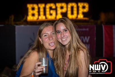 Op een nieuwe lokatie aan de Koemkolkweg in Oosterwolde  is vrijdag onder veel gezelligheid het kleinschalige Festival BigPop van start gegaan. - © NWVFoto.nl
