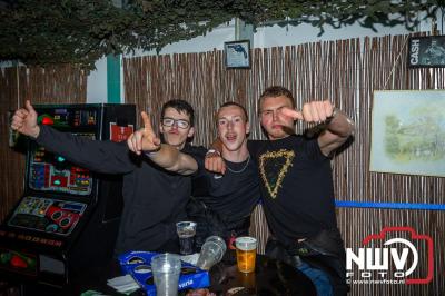 Op een nieuwe lokatie aan de Koemkolkweg in Oosterwolde  is vrijdag onder veel gezelligheid het kleinschalige Festival BigPop van start gegaan. - © NWVFoto.nl