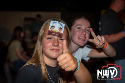 Op een nieuwe lokatie aan de Koemkolkweg in Oosterwolde  is vrijdag onder veel gezelligheid het kleinschalige Festival BigPop van start gegaan. - © NWVFoto.nl