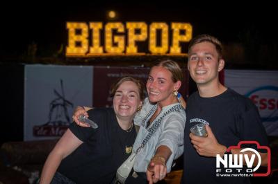 Op een nieuwe lokatie aan de Koemkolkweg in Oosterwolde  is vrijdag onder veel gezelligheid het kleinschalige Festival BigPop van start gegaan. - © NWVFoto.nl