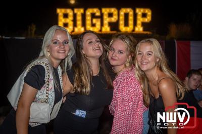 Op een nieuwe lokatie aan de Koemkolkweg in Oosterwolde  is vrijdag onder veel gezelligheid het kleinschalige Festival BigPop van start gegaan. - © NWVFoto.nl
