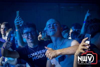 Op een nieuwe lokatie aan de Koemkolkweg in Oosterwolde  is vrijdag onder veel gezelligheid het kleinschalige Festival BigPop van start gegaan. - © NWVFoto.nl