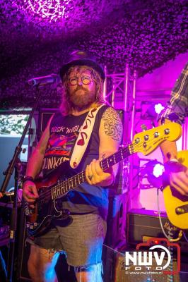 Volle bak tijdens de zaterdag editie van Festival BigPop met onder meer een optreden van Bökkers in de hoofd tent en Boogie Kearls in café 't Kleine Biggetje. - © NWVFoto.nl