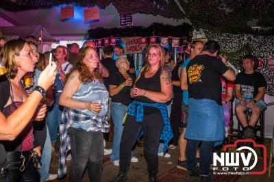 Volle bak tijdens de zaterdag editie van Festival BigPop met onder meer een optreden van Bökkers in de hoofd tent en Boogie Kearls in café 't Kleine Biggetje. - © NWVFoto.nl